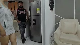 Service Technician Came to Repair the Refrigerator and His Payment Was with a Good Fuck Cum in My Pussy