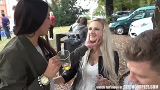 Dreiersex mit Blondine in der Öffentlichkeit