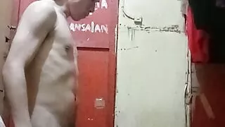 Iyuton unya ang Reyna ng kalaswaan sa labas ng bahay