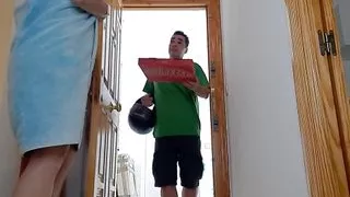 Home Delivery Guy Fucks Hot Amateur Chubby Milf