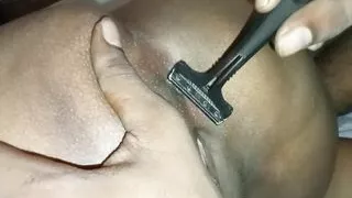 Curvy girl kajal shaving pussy by her hubby for Karvachauth.