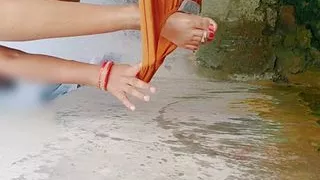 Hot Indian school girl naked bath. Alone girl feel horny she Fingring and pesing