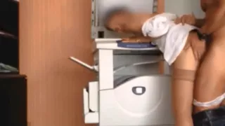 il baise sa jeune secretaire dans le bureau