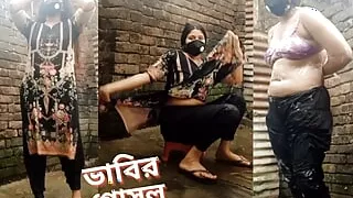 Bengali Stunning Bhabi showing her excellent sexy body during Bath. Desi bhabi beautiful boobs