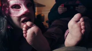 Lamiendole Los Pies Mientras Juega