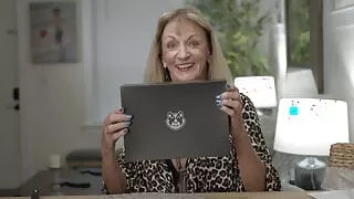 GiLF opens a box and receives a special visit...