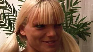 La biondina o preferisce da dietro