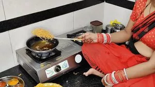 Komal ne Diwali ke namkeen bana Rahi thi yahi par devar ne chakhi chut