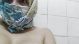 Muslim Hottie Arab Stepmom In Hijab Shows Feet, Cream Foot Fetish In Iran And Squirts On Her Own Feet
