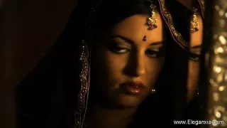 Die indische Traumfrau tanzt und zieht blank