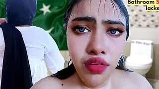 (Bathroom Chudai MMS) Lahore Muslim 18 year old Cute girl shower in bathroom Then a Stranger Guy entere the bathroom & Fucks her