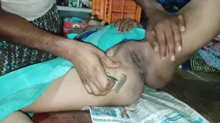 Puja Bhabhi Ganw Ki Nai Ko Bulakar Apni Jhat Bana Rahi Hai Nai Bhabhi Ka Boor Me Ungali Dal Kar Maza - Li Ya