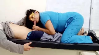 Mujer Doctora Es Una Zorra Caliente En El Consultorio!! El Paciente Se Da Cuenta De Que Ella Hace Porno Casero Y Le Pide Una Mamada Intensa A Su Pene Enano 6 Min