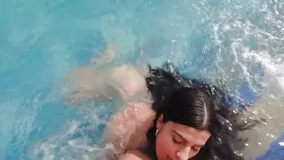 Lesbians Get Very Horny While Sunbathing and Fucking by the Pool - in Spanish