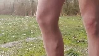 Odpoledne, onanovani v puncoskach a sandalkach