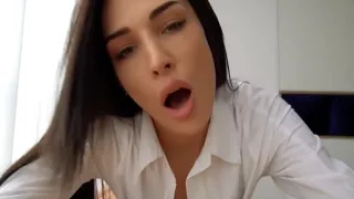 une mannequin se tape son manager