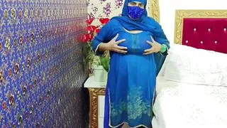 Huge Boobs Desi Paki Aunty Fucking Pussy with Cucumber