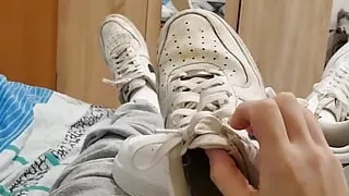 Sneaker fuck in bed