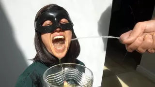 elle boit toute sa pisse aprés qu il l ait aspergé