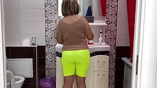 Sexy ass of a mature MILF stretches from anal sex