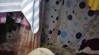 Nag paiyot ganiha ang Reyna sa labas ng bahay