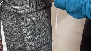 Tailor maap lete hue bahar nikal di dono doodh ke dukan