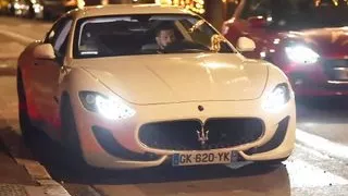 Dressed in sexy lingerie, Alice looks for strong sensations !