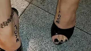 JoanaLoveTs shows amazing feet and juicy cock