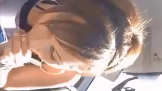 jessica avale tout dans sa gorge en pipant dans la voiture