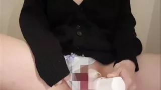 A slut who can't stop cumming every day masturbates with a vibrator