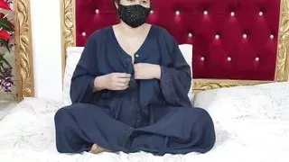 Indian Muslim Hot Mature Lady Fucking Pussy by Dildo