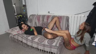 Stedsoster Overrasker Sin Storebror Ved At Kende Hans Svage Punkt