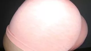 Big booty MILF twerks juicy peachy ass