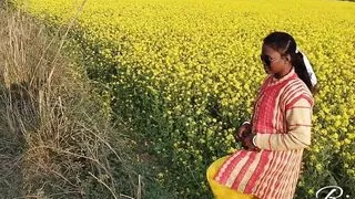 Bhabi ki behen ko rat me  khet lejake dogy style me choda