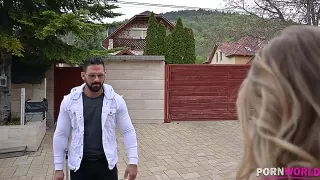 Blondes Girl lässt sich vom Nachbarn ficken