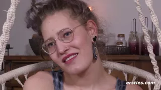 Die 24-jahrige Ines Steht Auf Fetischspiele Und Masturbiert Ausgiebig