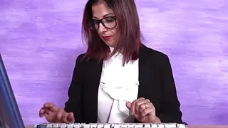 Super-hot secretary Simoncina shows off her nyloned feet