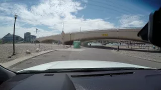 Ebony bläst an der öffentlichen Glory Hole Toilette