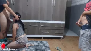 Garganta Profunda In Tromper Femme Aux Yeux Bandes Avec Mon Ami Dans Garde-robe