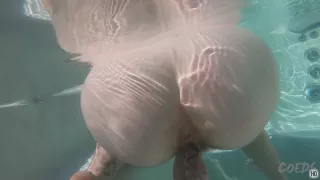 Hot Model Brille Masturbating Underwater In The Jacuzzi Unshaved Teen Pussy