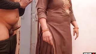 Punjabi Jatti caught bihari masturbate in her bathroom and punish him