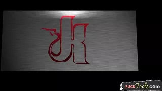 Gefesseltes Girl mit der Fickmaschine befriedigt