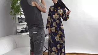 Sexy Holly Molly in hijab wants some photos