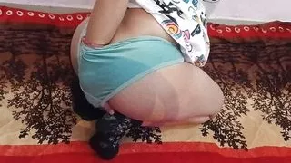 Gaav ki Desi pregnant bhabi ne Beth kar pussy pamping kari