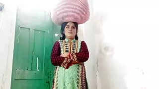 Purany kapry beachney wali ko choda A clothes seller came to my house, I lured her and fucked her ass.