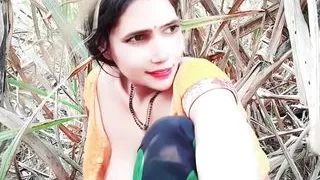 Sexy Bhabhi gets hot for sex in sugarcane field