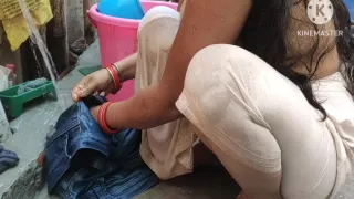 Indian House Wife Showing Nude Bathing