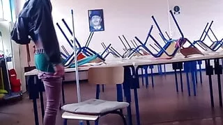 Jeune minet qui aime se toucher