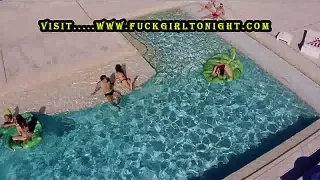 Farbiger Prügel fickt das schwarzhaarige Luder am Pool