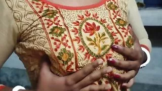 Desi bhabhi showing pussy    indian bhabhi ko jamkar chudai